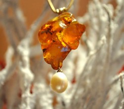 Amber Pendant by Goldschmiede Stoll